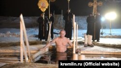 Владимир Путин в крещенской купели, архивное фото