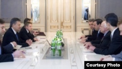 Фото з офіційного сайту Президента України, зустріч Віктора Януковича з сенаторами