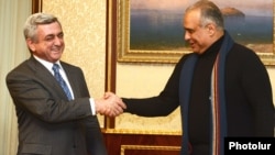 Armenia - President Serzh Sarkisian (L) meets with opposition leader Raffi Hovannisian at the presidential palace in Yerevan, 21Feb2013.