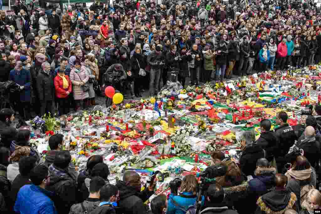 Тысячи людей на Биржевой площади в Брюсселе отдают дань памяти погибшим в результате терактов. 24 марта 2016 года.