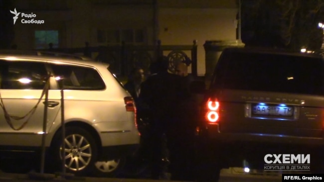 Чоловіки певний час з кимось спілкувалися на парковці Кабміну Чоловіки певний час з кимось спілкувалися на парковці Кабміну