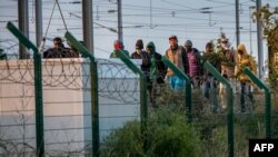 Imigrantët në përpjekje për të kaluar nga Franca në Britani nëpër Eurotunelin e njohur 