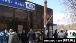 Armenia -- The Converse Bank branch in Yerevan's Nor Nork district is cordoned off by police shortly after a robbery attempt, 29Mar2011