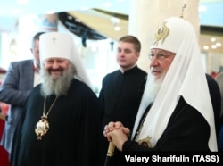 Mitropolitul Pavlo (stg), cu Patriarhul Kiril al Rusiei, la expoziția de la Moscova, 30 octombrie 2018