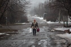 Медик селища Оріхове йде вулицею з чергового виклику