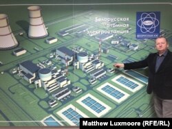 Eduard Svirid pokazuje mapu nuklearne elektrane u informacionom centru projekta u Astravecu.