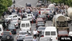 Georgian opposition protesters have set up roadblocks in Tbilisi as part of their campaign to oust the president.