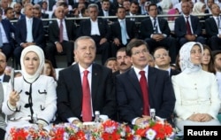 Tayyip Erdoğan və Ahmet Davutoğlu həyat yoldaşları ilə birgə