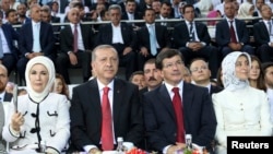 Режеп Эрдоган жана Ахмет Давутоглы жубайлары менен АК партиянын курултайында. Анкара, 27-август, 2014-жыл. 