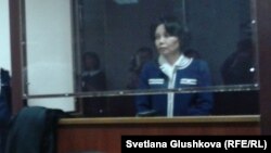 Подсудимая Анар Мешимбаева слушает приговор. Астана, 14 февраля 2014 года.