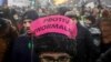 Në kapelën e kësaj protestueseje shkruan “kundër abnormalitetit”. Beograd, 15 dhjetor, 2018
