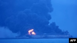 Пожар на месте столкновения нефтяного танкера с сухогрузом у берегов Китая. 7 января 2018 года.
