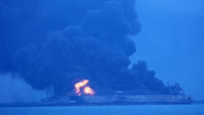 Запален ирански нафтен танкер, опасност од експлозија