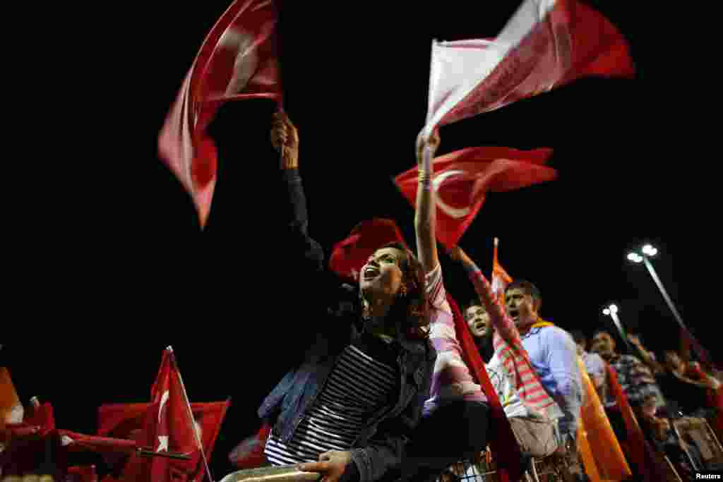 Pristalice premijera Erdogana na istanbulski aerodrom, 7. juni 2013. Foto: REUTERS / Stoyan Nenov 