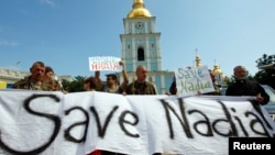 Участники акции с требованием освобождения Надежды Савченко. Киев, 11 июля 2014 года.
