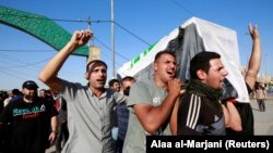 Iraqi men carry the coffin of a demonstrator, who was killed during anti-government protests, at a funeral in Najaf, Iraq October 5, 2019.