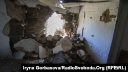 Зруйнований обстрілами бойовиків будинок у Гнутові (архівне фото). Це село зазнало обстрілу і 17 грудня