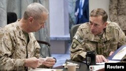 ავღანეთი, 2011 წლის ივლისი: გენერალი ჯონ ალენი (მარცხნივ) და ავღანეთში უსაფრთხოების მხარდამჭერი საერთაშორისო ძალებისა (ISAF) და აშშ-ის ჯარების მაშინდელი სარდალი, გენერალი დევიდ პეტრეუსი 