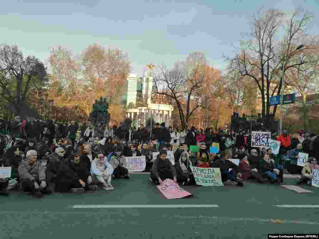 МАКЕДОНИЈА - Граѓани и активисти одржаа протест пред Собранието во Скопје поради, како што наведуваат, одложувањето на донесувањето на Предлог-законот за изменување на Законот со управување со отпад, со чие усвојување треба да се стави крај на увозот на отпад како енергенс. Протестот го најави Движењето Петоци за иднината Скопје.