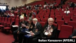 Форумга катышууга келген кыргызстандыктар.