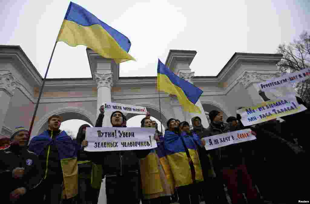 Проукраїнські демонстранти на акції протесту проти російської агресії біля пам&#39;ятника Шевченку в Сімферополі. 10 березня 2014 року