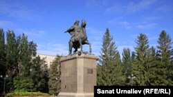 Памятник Сырыму Датулы, предводителю национально-освободительного движения казахов в 1783–1797 годах. Уральск, 22 сентября 2017 года.