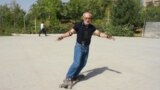 «Ненормальный» лонгбордист ломает стереотипы в Душанбе