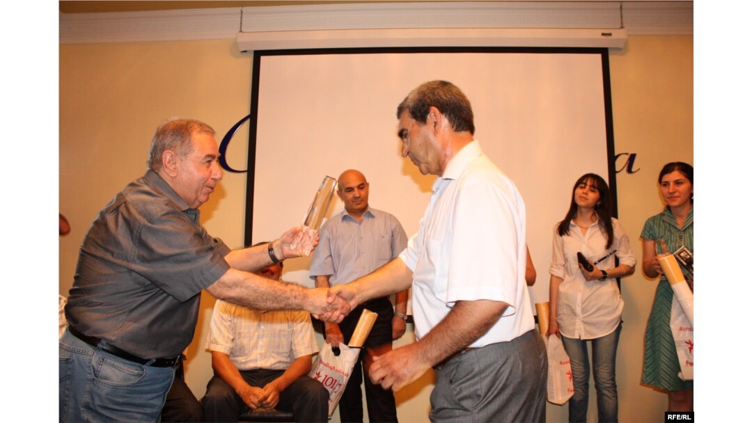 "Ədəbi Azadlıq-2010" hekayə müsabiqəsinin qalibi Eyvaz Zeynalov mükafatı ustad yazıçı Əkrəm Əylislidən qəbul edir. Bakı, 10 iyun, 2010