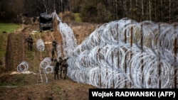Польские военные у возводимого заграждения на границе с Калининградской областью РФ, ноябрь 2023 года