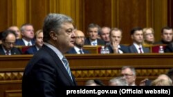 Президент Украины Пётр Порошенко выступает в Верховной раде.