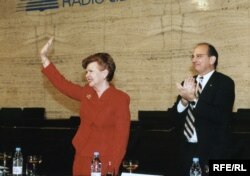 Vaira Vike-Freiberga, președinta Letoniei, a făcut în marginea summitului NATO de la Praga, din 2002, la care țara ei a primit invitația de aderare, o vizită la sediul Europei Libere de la Praga. (În dreapta, președintele de atunci RFE/RL, Tom Dine.)