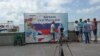 La Sevastopol, harta Crimeei cu steagul Rusiei şi cu sloganul „Crimeea este Rusia”