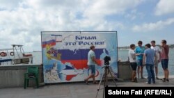 Harta Crimeei cu steagul Rusiei şi cu sloganul „Crimeea este Rusia”: loc de fotografiat