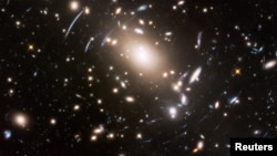 Жерден 4 миллиард жарык жыл алыстагы Abell S1063 үркөр жылдыздар же галактика топтому