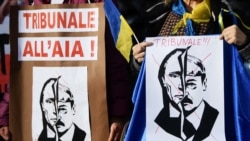 Пратэст у Італіі ў лютым 2022 году пасьля паўнамаштабнага ўварваньня Расеі ва Ўкраіну. На плякатах твар, складзены з партрэтаў кіраўнікоў Расеі і Беларусі, Уладзіміра Пуціна і Аляксандра Лукашэнкі