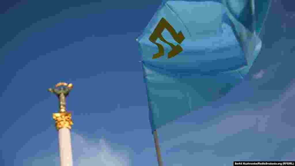 ​Флаг крымских татар представляет собой полотно небесного цвета с изображенным на нем знаком &ndash; тамгой &ndash; золотого цвета.