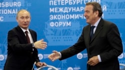 Президент Росії Володимир Путін і колишній канцлер Німеччини, голова комітету акціонерів компанії Nord Stream AG, член правління російського «Газпрому» Ґергард Шредер (праворуч), якого називають «персональним другом Путіна». Петербург, 21 червня 2012 року