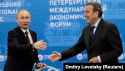 Когда-то Владимир Путин и Герхард Шрёдер радовались развитию двусторонней торговли. Международный экономический форум в Санкт-Петербурге, 2012 год