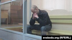 Белорусија - Сергеј Вострикау виден во кафез за обвинети во Гомел во мај 2016 година. 