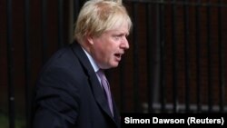 Borin Johnson, în fața reședinței premierilor britanici de la Downing Street, unde se va muta de miercuri