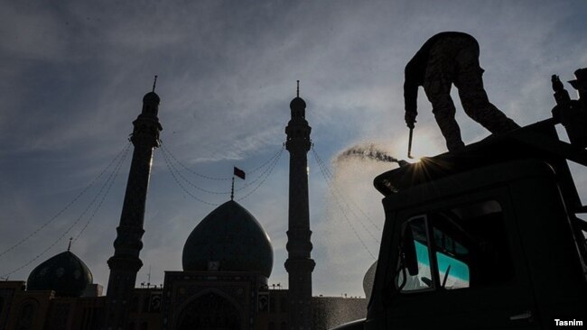 Обработка общественных зон в Куме, городе, где отмечена вспышка коронавируса. 29 февраля 2020 года.