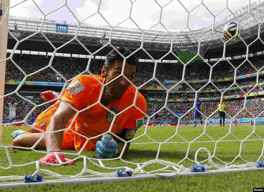 Italy&#39;s goalkeeper Gianluigi Buffon after conceding a goal scored by Costa Rica&#39;s Bryan Ruiz during the 2014 World Cup in Brazil. (Reuters/Brian Snyder)