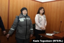 Заключенная Жанна Умирова и ее адвокат Айман Умарова в суде. Поселок Утеген-батыра Илийского района Алматинской области, 21 декабря 2018 года.