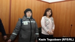 Заключённая Жанна Умирова и ее адвокат Айман Умарова. Поселок Утеген-батыра Илийского района Алматинской области, 21 декабря 2018 года.
