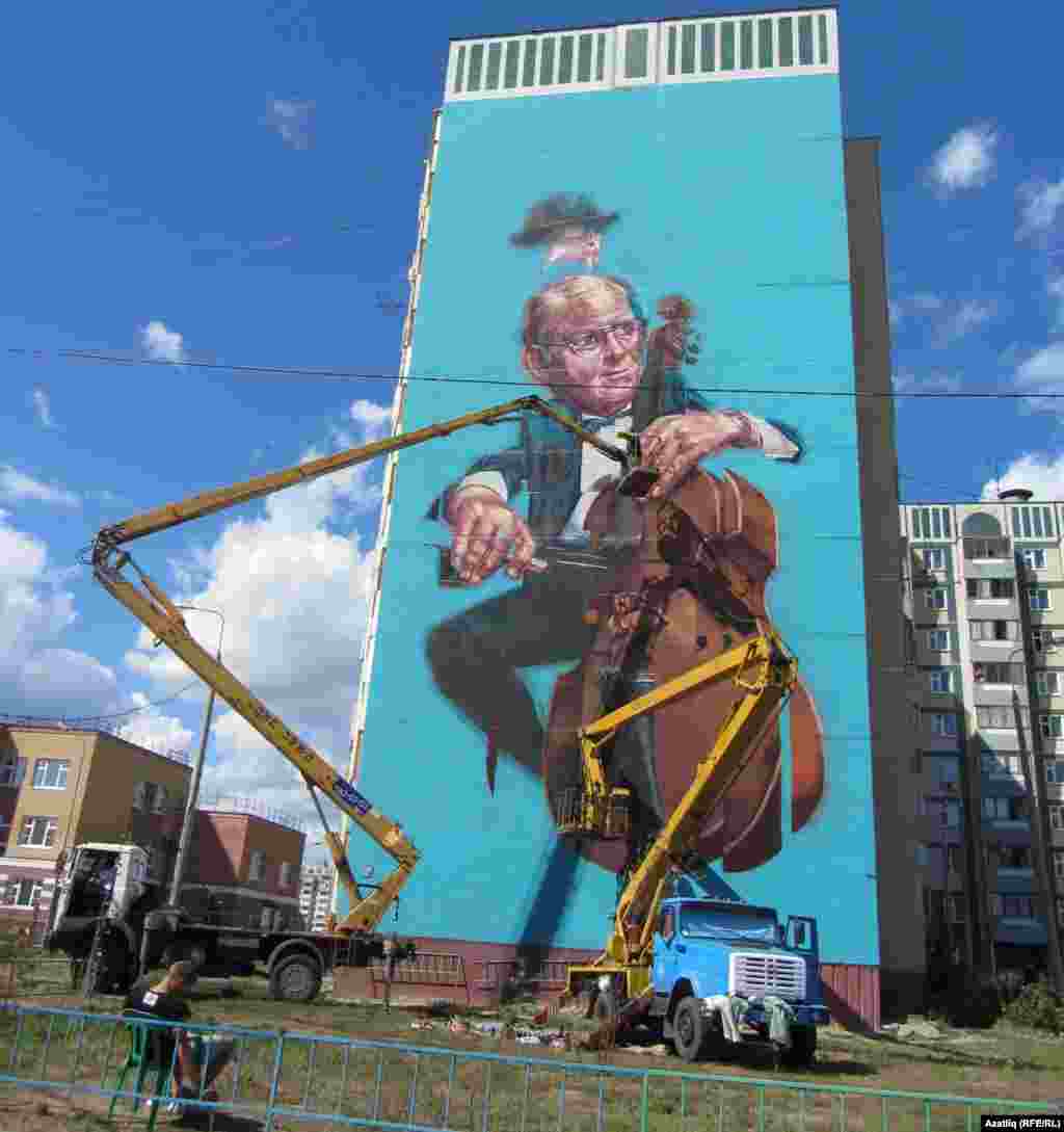 Some of the artists had the help of industrial cranes to reach the upper stories.
