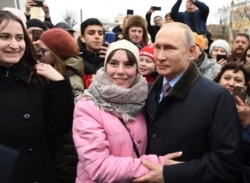 Володимир Путін (справа) на зустрічі з жителями міста Іваново, березень 2020 року