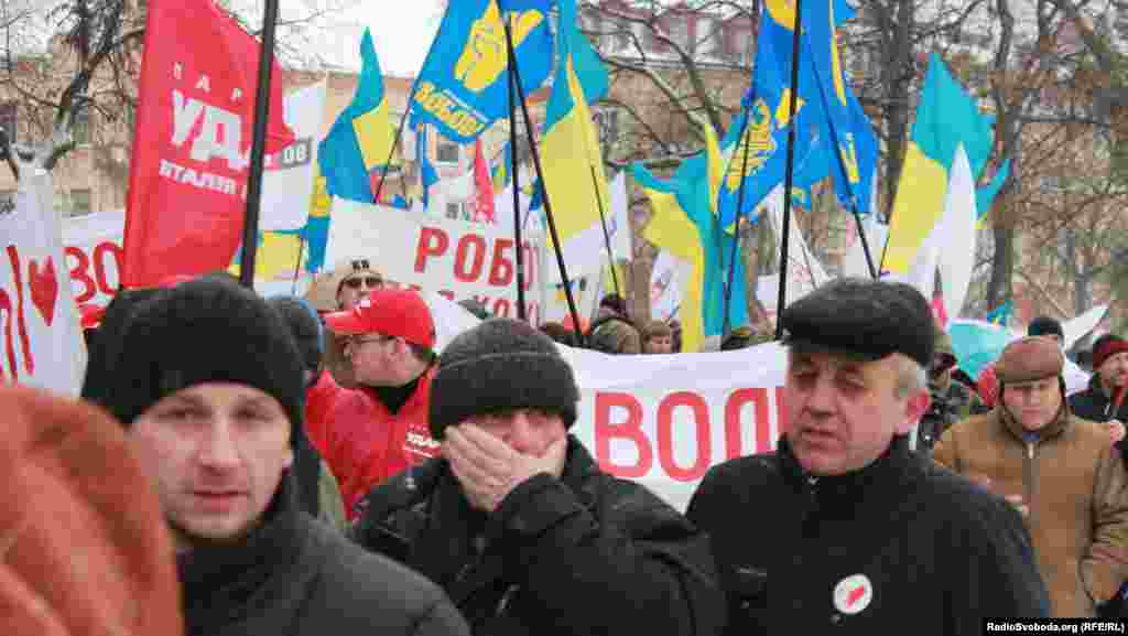 Учасники мітингу опозиції пройшлися до площі Народної, де розташована будівля обласної ради