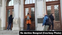 Aktivisti inicijative Ne davimo Beograd ispred ulaza u Ministarstvo finansija Srbije 25. novembra