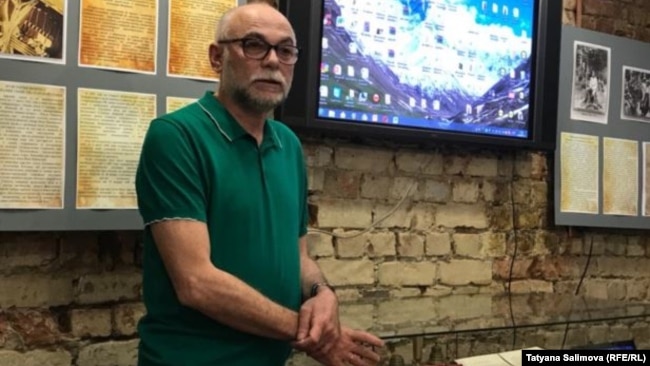 Виктор Мучник во время показа фильма "Яр" в в мемориальном музее "Следственная тюрьма НКВД"