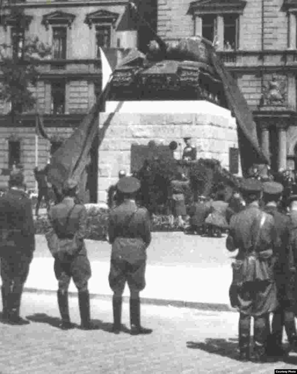 Открытие памятника советским танкистам в Праге 29 июля 1945 года. На постамент был поставлен совсем другой танк, однако объявили, что это танк лейтенанта Гончаренко. Так родился один из мифов советской пропаганды. 